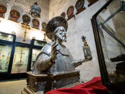 Infine, fuori dalle teche in vetro, abbiamo un busto argenteo di San Nicola decorato da pietre preziose: dono di fine 700 della nobile famiglia napoletana Caracciolo